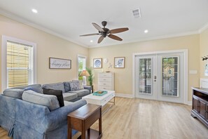 Smart TV - Charming Resort Getaway-Waterfall Pool & Much More-Oh So Close to the Beach! (Pensacola)