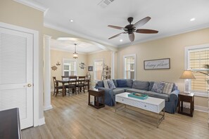 Flachbildfernseher, DVD-Player, Stereoanlage