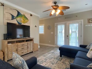 TV, DVD player, stereo - Tranquil Beach Haven: Luxury Vacation Home Featuring Amazing Poolside Retreat (Pensacola)