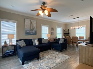 TV, DVD player, stereo - Tranquil Beach Haven: Luxury Vacation Home Featuring Amazing Poolside Retreat (Pensacola)