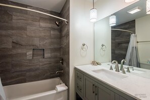 Bathtub, hair dryer, towels - 53 Springwood - community pool, near Coligny (Hilton Head Island)