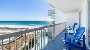 Een balkon met uitzicht op het strand en de oceaan.