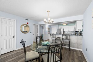 Dining - NEW RENOVATIONS!  Summer Sale!  🏖 (Destin)