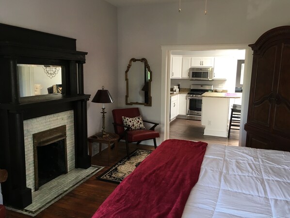 2 bedrooms, iron/ironing board, travel crib, free WiFi - NEWPORT INN #1 - NO CLEANING FEES!! FREE PARKING!! WALK TO GAMES AND CONCERTS!! (Newport)
