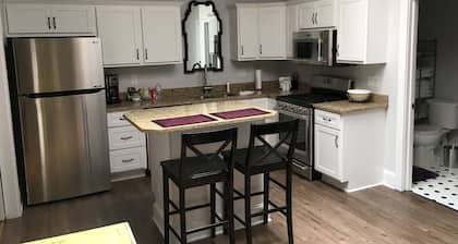 NEWPORT INN #1 - NO CLEANING FEES!! FREE PARKING!! WALK TO GAMES AND CONCERTS!!