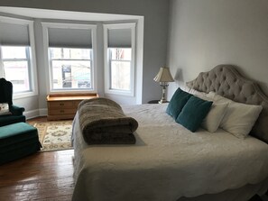 2 bedrooms, iron/ironing board, travel crib, free WiFi - NEWPORT INN #1 - NO CLEANING FEES!! FREE PARKING!! WALK TO GAMES AND CONCERTS!! (Newport)