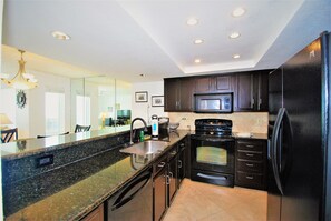 Jääkaappi, mikroaaltouuni, uuni, liesi