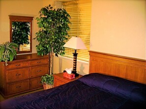 4 habitaciones, tabla de planchar con plancha, wifi y ropa de cama 