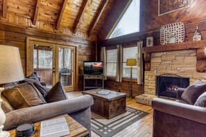 Flat-screen TV, fireplace - ER47 - Moody Blue - Great location. Close to all the action! (Pigeon Forge)