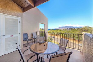 Enjoy a meal or a moment of peace on this balcony with a table and chairs overlooking the surrounding mountains.