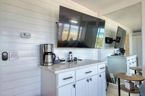 Fridge, microwave, oven, stovetop - BBC110 Renovated Beachfront Condo W/Pool (Belleair Beach)