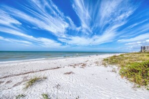 On the beach - BBC110 Renovated Beachfront Condo W/Pool (Belleair Beach)