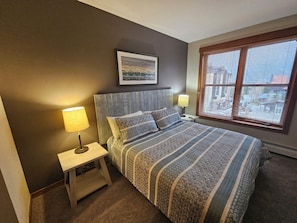 2 dormitorios, tabla de planchar con plancha, Internet y ropa de cama