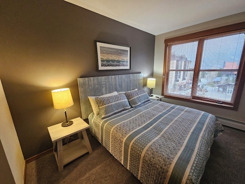 Copper One 4th Floor—New Carpet, New Furniture, 2 King Beds