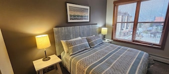 Copper One 4th Floor—New Carpet, New Furniture, 2 King Beds