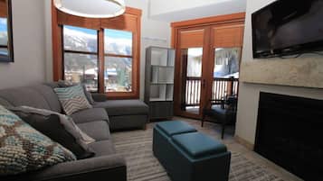 Una televisión, una chimenea, un reproductor de DVD