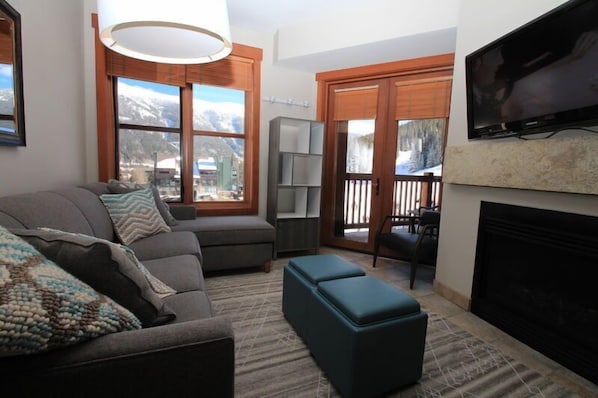 Una televisión, una chimenea, un reproductor de DVD