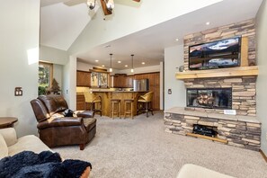 Televisión, chimenea, reproductor de DVD y tenis de mesa 