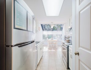 Fridge, microwave, oven, stovetop - 182 Beachwalk Villas (Hilton Head Island)