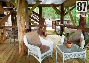 Outdoor dining - The 87Getaway Secluded Treehouse Escape (Mountain View)