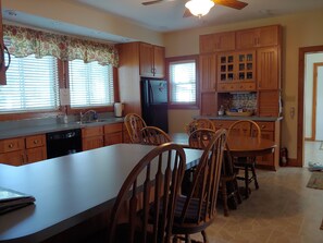 Fridge, microwave, oven, stovetop - Rural Retreat yet close to the sites. Cedar point*Jet Express* African Safari (Port Clinton)