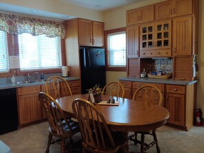 Fridge, microwave, oven, stovetop - Rural Retreat yet close to the sites. Cedar point*Jet Express* African Safari (Port Clinton)