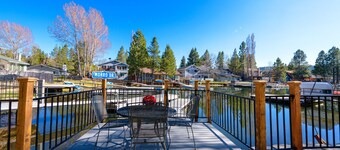 Water Front Home con darsena privata, 3 spa e sala giochi