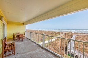 Outdoor dining - Poolside, spacious and bright! Community boardwalk access to beach (Port Aransas)