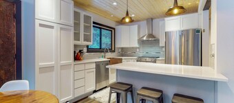 Elegante cabaña cerca del arroyo y la ciudad con comodidades modernas y un entorno tranquilo.