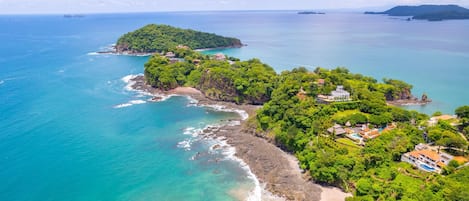 Una spiaggia nelle vicinanze