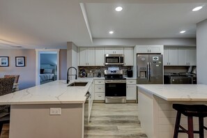 Frigorífico, microondas, horno y placa de cocina