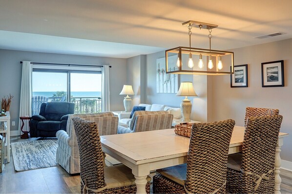 Una televisión, un reproductor de DVD, libros