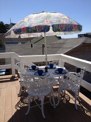 Outdoor dining - Charming Cozy Cottage w/ OceanView! Steps to Beach!!! W/ 2 large decks and WiFi! (Lincoln City)