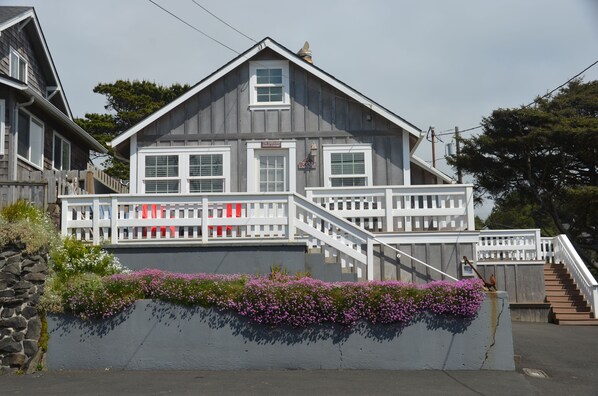 Exterior - Charming Cozy Cottage w/ OceanView! Steps to Beach!!! W/ 2 large decks and WiFi! (Lincoln City)