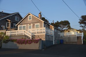 Exterior - Charming Cozy Cottage w/ OceanView! Steps to Beach!!! W/ 2 large decks and WiFi! (Lincoln City)