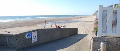 Nära stranden och solstolar