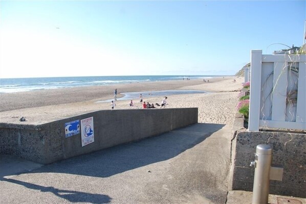 Plage à proximité, chaises longues