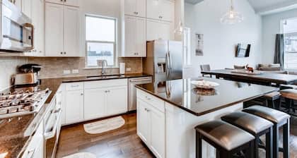 Fam Friendly 5 BDRM Home Blocks to Pearl, Riverwalk, and Convention Center!