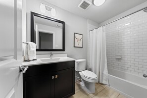 Shower, hair dryer, towels, soap - Fam Friendly 5 BDRM Home Blocks to Pearl, Riverwalk, and Convention Center! (San Antonio)