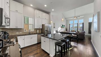 Refrigerador, microondas, horno y parrilla de estufa