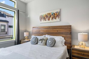 5 soverom, skrivebord, strykejern/-brett og reiseseng for barn