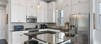 Fam Friendly 5 BDRM Home Blocks to Pearl, Riverwalk, and Convention Center!