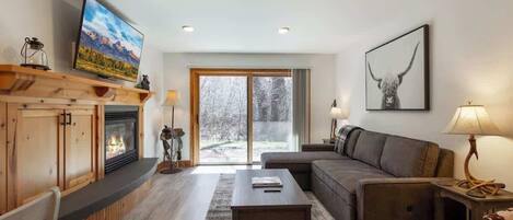 Smart-TV, peis og bøker