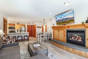 Smart-TV, Kamin, Bücher