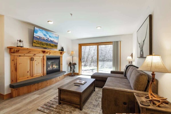 Smart TV, chimenea y libros 