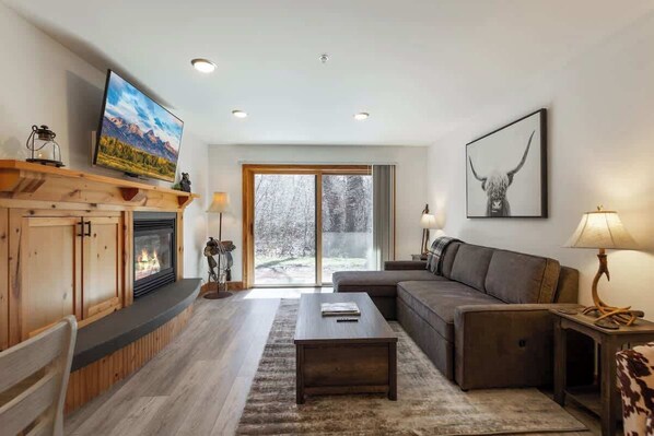 Smart TV, fireplace, books - Newly Renovated Luxury at Teton Creek Resort (Driggs)
