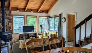 Smart TV, DVD player, books, video library - Beautiful & Cozy Cabin in Blue Lake Springs  (Arnold)