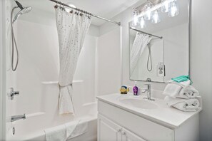 Combined shower/tub, towels