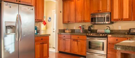 Een koelkast, een microgolfoven, een oven, een kookplaat