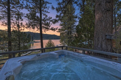 HOT TUB! Gas Fireplace! Boat Dock! Outdoor Scenic Lakefront Views! BBQ!